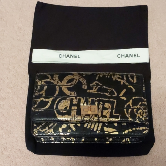 SOLD CHANEL*RARE* Paris-New York 2019 Graffiti WOC - Picture 4 of 16